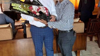 বিএনপি চেয়ারপারসনের নবনির্বাচিত উপদেষ্টা জনাব ড. জিয়াউদ্দিন হায়দারকে ফুল দিয়ে শুভেচ্ছা জানান মো: রেজাউল হাসান মুন্না