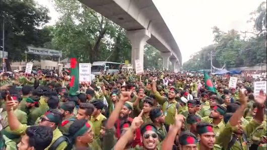 যান চলাচল বন্ধ,নার্সিং কলেজ শিক্ষার্থীদের শাহবাগ অবরোধ