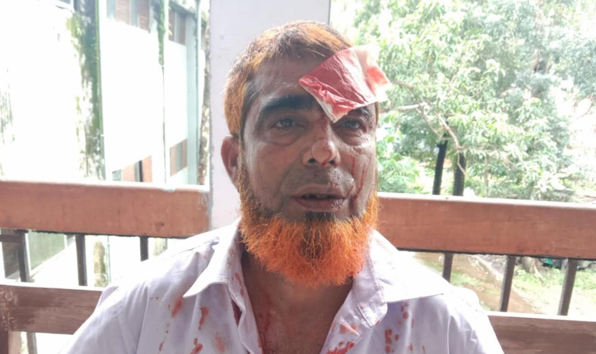 হত্যা মামলায় সাক্ষ্য দেওয়ায় ঝালকাঠি আদালত চত্বরে সাক্ষীকে হাতুড়িপেটা