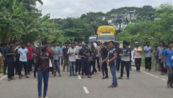 বরিশাল ইঞ্জিনিয়ারিং কলেজের শিক্ষার্থীদের মহাসড়ক অবরোধ