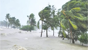 অস্বাভাবিক জোয়ারে তলিয়ে গেছে বরিশাল, পানিবন্দি লাখো মানুষ
