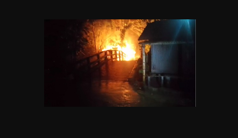 বরিশালে রাতের আধাঁরে অগ্নিকাণ্ডে দোকান পুড়ে ছাই