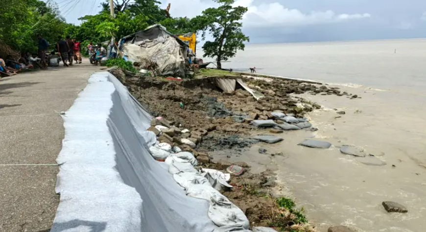 ভোলায় ফের বাঁধে ভাঙন, অগ্রগতি নেই বরাদ্দের কাজেও