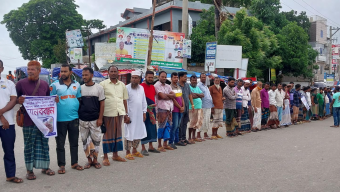 কুয়াকাটায় বঙ্গোপসাগরে অবৈধ কাঠের ট্রলির ট্রলার ও অবৈধ জাল বন্ধের দাবিতে মানববন্ধন