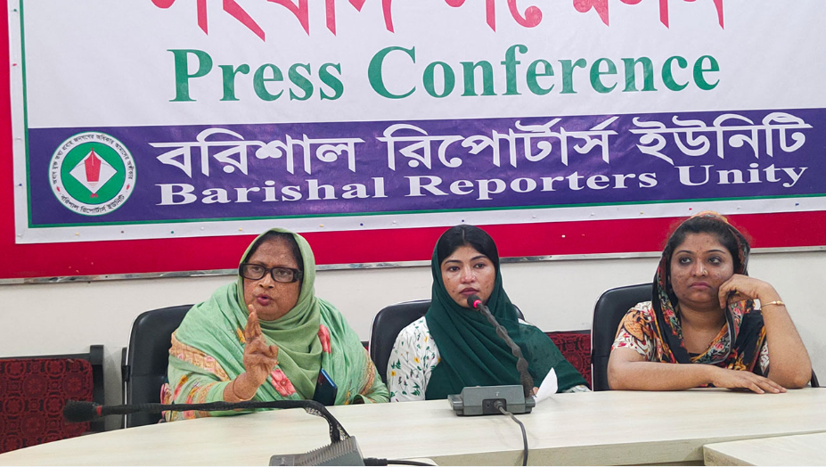 বরিশালে চাচার চাঁদাবাজির গোমর ফাঁস করে দিলেন দুই ভাতিজি