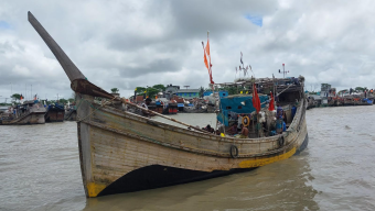 বঙ্গোপসাগরে ১৫ জেলেসহ মাছধরা ট্রলার ডুবি, নিখোঁজ-৬, উদ্ধার-৯