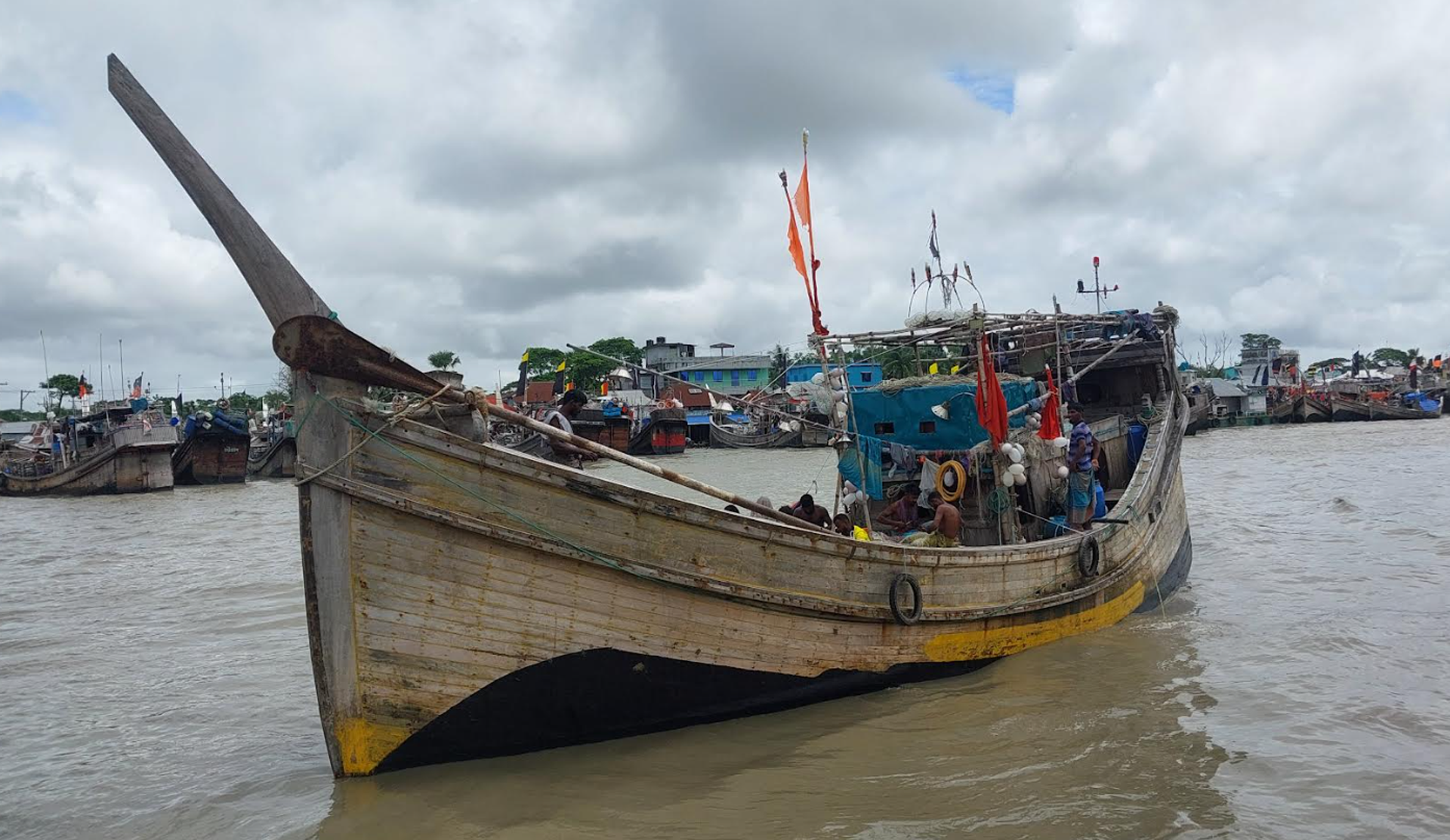 বঙ্গোপসাগরে ১৫ জেলেসহ মাছধরা ট্রলার ডুবি, নিখোঁজ-৬, উদ্ধার-৯