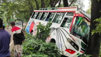 বরিশালে যাত্রীবাহী বাসের ধাক্কায় পথচারী নিহত, আহত ৬