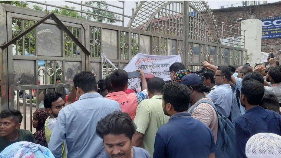 মাইলস্টোনের গেটে তালা, বাইরে উৎসুক জনতার ভিড়