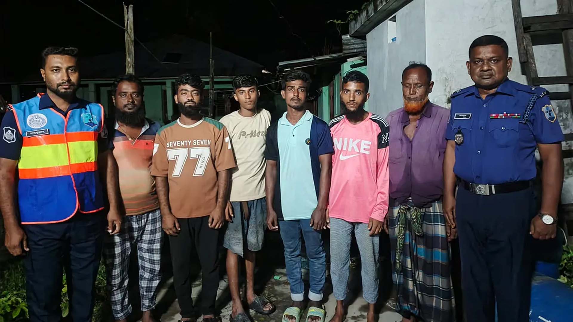 মেঘনায় ডুবে গেল বালুবোঝাই ৭ বাল্কহেড, ১৩ জনকে উদ্ধার