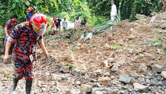 সাজেকে পাহাড় ধসে যানচলাচল বন্ধ, আটকা ৪ শতাধিক পর্যটক