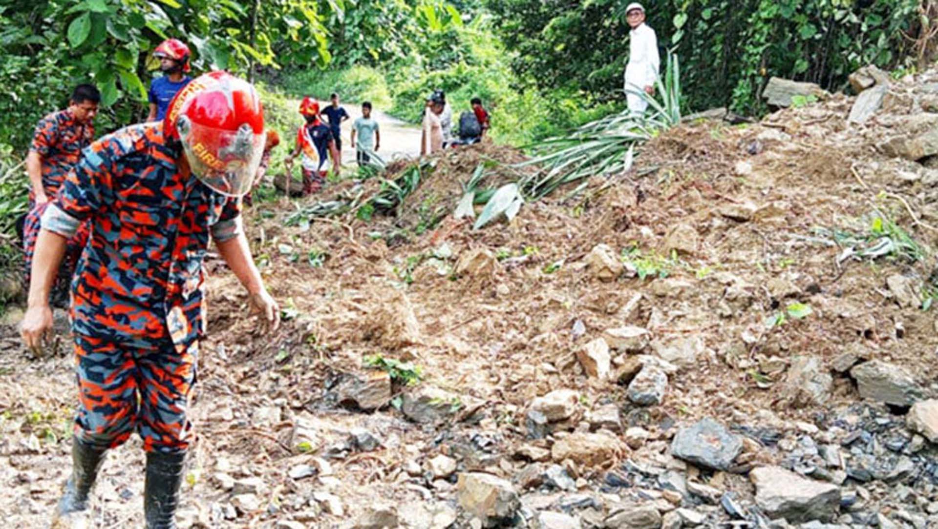 সাজেকে পাহাড় ধসে যানচলাচল বন্ধ, আটকা ৪ শতাধিক পর্যটক