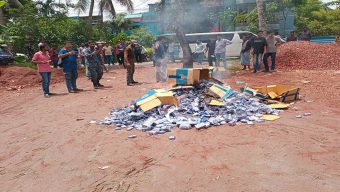 বরগুনায় ৫ লক্ষ টাকার অবৈধ সিগারেট উদ্ধার নৌবাহিনীর: ২জনের কারাদণ্ড