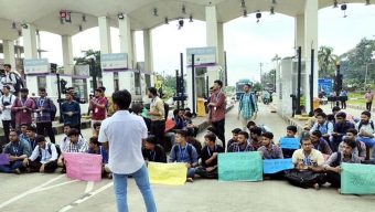ঢাকা-কুয়াকাটা মহাসড়ক অবরোধ পবিপ্রবির শিক্ষার্থীদের