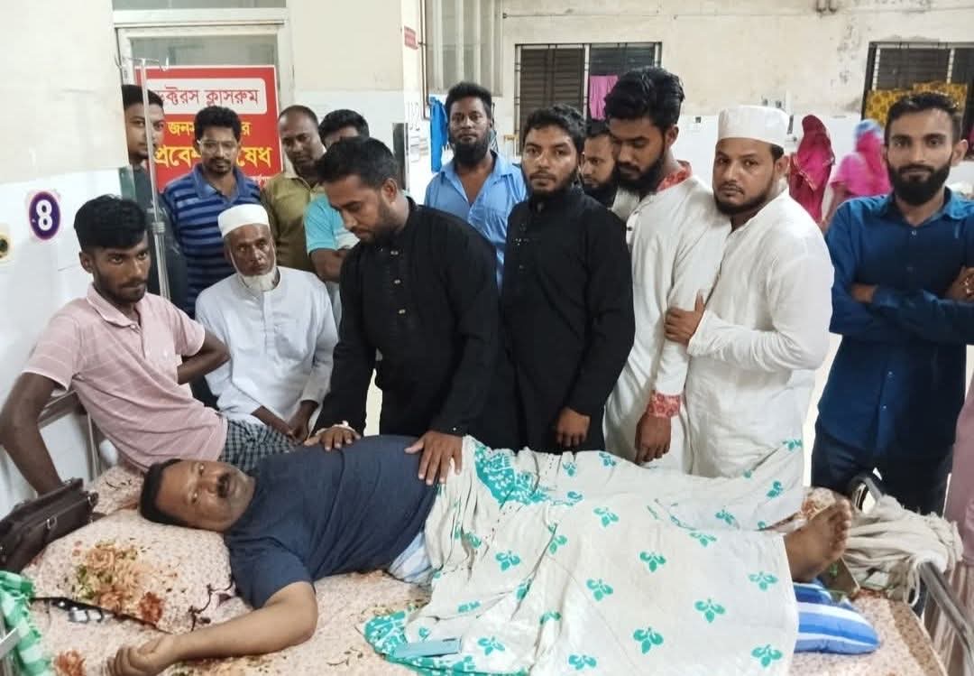 সড়ক দুর্ঘটনায় আহত যুবদল নেতা কবিরের শারীরিক খোঁজ-খবর নিলেন মহানগর বাস্তহারা দলের নেতৃবৃন্দ