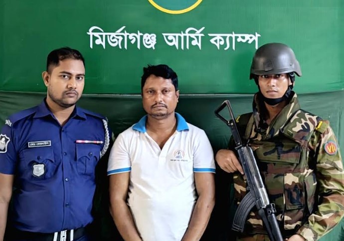 মির্জাগঞ্জে যৌথবাহিনীর অভিযানে চাঁদাবাজ ও মাদক কারবারী গ্রেফতার 
