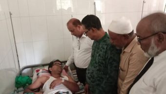 আহত তাঁতীদল নেতার ভাইকে হাসপাতালে দেখতে গেলেন বরিশাল জেলা বিএনপির সদস্য সচিব