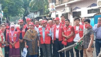 বরিশালে রেড ক্রিসেন্ট সোসাইটির মশা নিরোধক ওষুধ বিতরণ