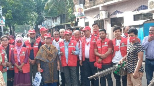 বরিশালে রেড ক্রিসেন্ট সোসাইটির মশা নিরোধক ওষুধ বিতরণ