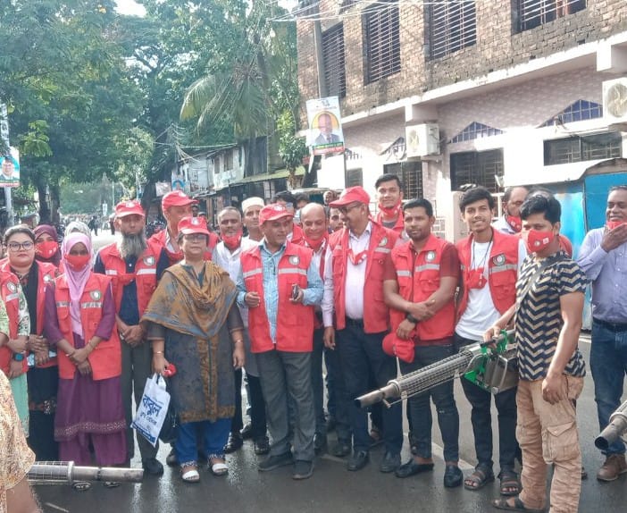 বরিশালে রেড ক্রিসেন্ট সোসাইটির মশা নিরোধক ওষুধ বিতরণ