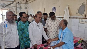 এ্যাড: আবুল কালাম শাহীন মোঃ হেলাল সিকদার কে দেখতে হাসপাতালে