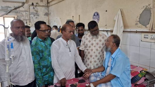 এ্যাড: আবুল কালাম শাহীন মোঃ হেলাল সিকদার কে দেখতে হাসপাতালে