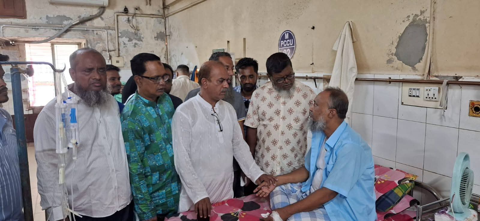 এ্যাড: আবুল কালাম শাহীন মোঃ হেলাল সিকদার কে দেখতে হাসপাতালে