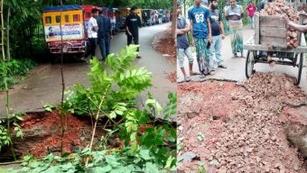 বরিশালে প্রবল বর্ষণে সড়কে ধস, যান চলাচল বন্ধ