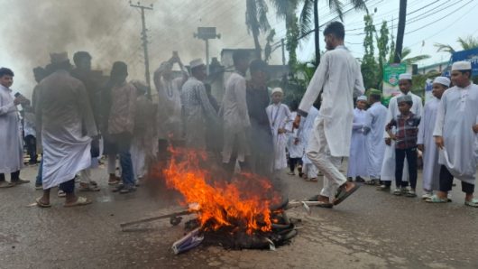বরিশাল-পটুয়াখালী মহাসড়ক আটকে শিক্ষার্থীদের বিক্ষোভ