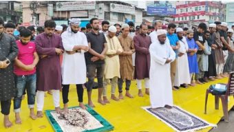মহাসড়কে আন্দোলনকারীদের জুমার নামাজ আদায়