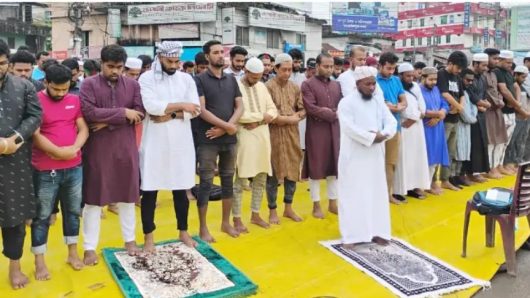 মহাসড়কে আন্দোলনকারীদের জুমার নামাজ আদায়