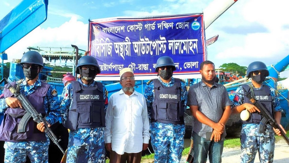 লালমোহনে কোস্টগার্ডের অভিযানে ৭২ লাখ টাকার জাল-মাছসহ বোট জব্দ