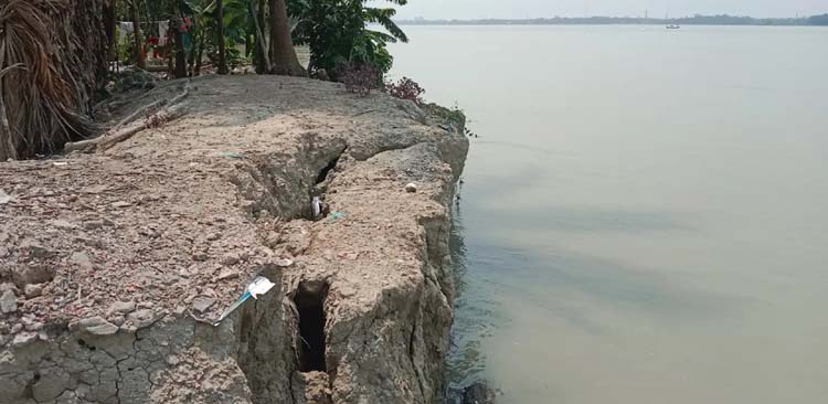 ৫০ বছর ধরে সুগন্ধা নদীতে ভাঙন,রোধে নেওয়া হয়নি কোন ব্যবস্থা