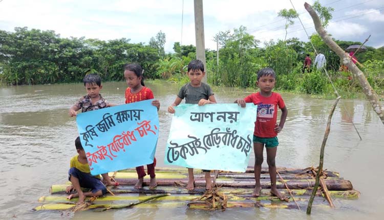 কলাগাছের ভেলায় ভেসে বানভাসী মানুষের সংবাদ সম্মেলন
