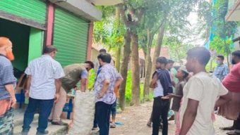 বরিশালে কাস্টমসের অভিযানে বিপুল পরিমান নকল সিগারেট জব্দ