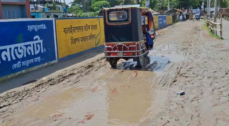 বাউফলে ১শ মিটার বেহাল সড়কে ৩০ হাজার মানুষের দুর্ভোগ