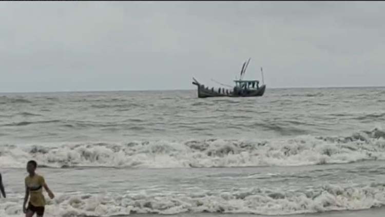 ১১ ঘন্টা সমুদ্রে ভেসে তীরে ফিরলেন ১০ জেলে