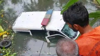 স্বামীকে হাসপাতালে নেওয়ার পথে অ্যাম্বুলেন্স খাদে, স্ত্রীর মৃত্যু
