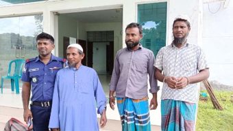 হিজলায় নৌ পুলিশের অভিযানে ৩ জেলে আটক