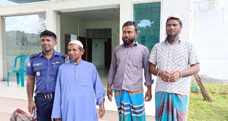 হিজলায় নৌ পুলিশের অভিযানে ৩ জেলে আটক