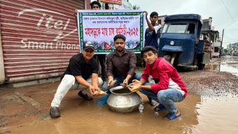 মির্জাগঞ্জে সড়কে মাছ ছেড়ে প্রতিবাদ