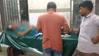 ইভটিজিংয়ের প্রতিবাদ করায় বাবা-ভাইকে মারধর