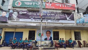 জাপার কার্যালয়ের সামনে পুলিশের সতর্ক অবস্থান