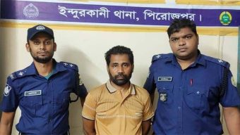 সাঈদীর রায়ে মিষ্টি বিতরণকারী আ’লীগ নেতাকে মিষ্টি খাইয়ে গণপিটুনি