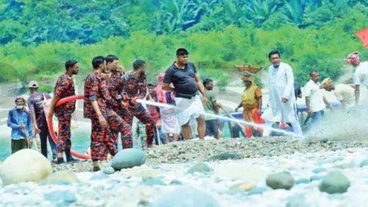 লুটপাটের ক্ষত মুছতে সাদা পাথরে পানি স্প্রে