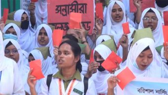 বরিশাল নার্সিং কলেজে শিক্ষার্থীদের অবস্থান কর্মসূচি