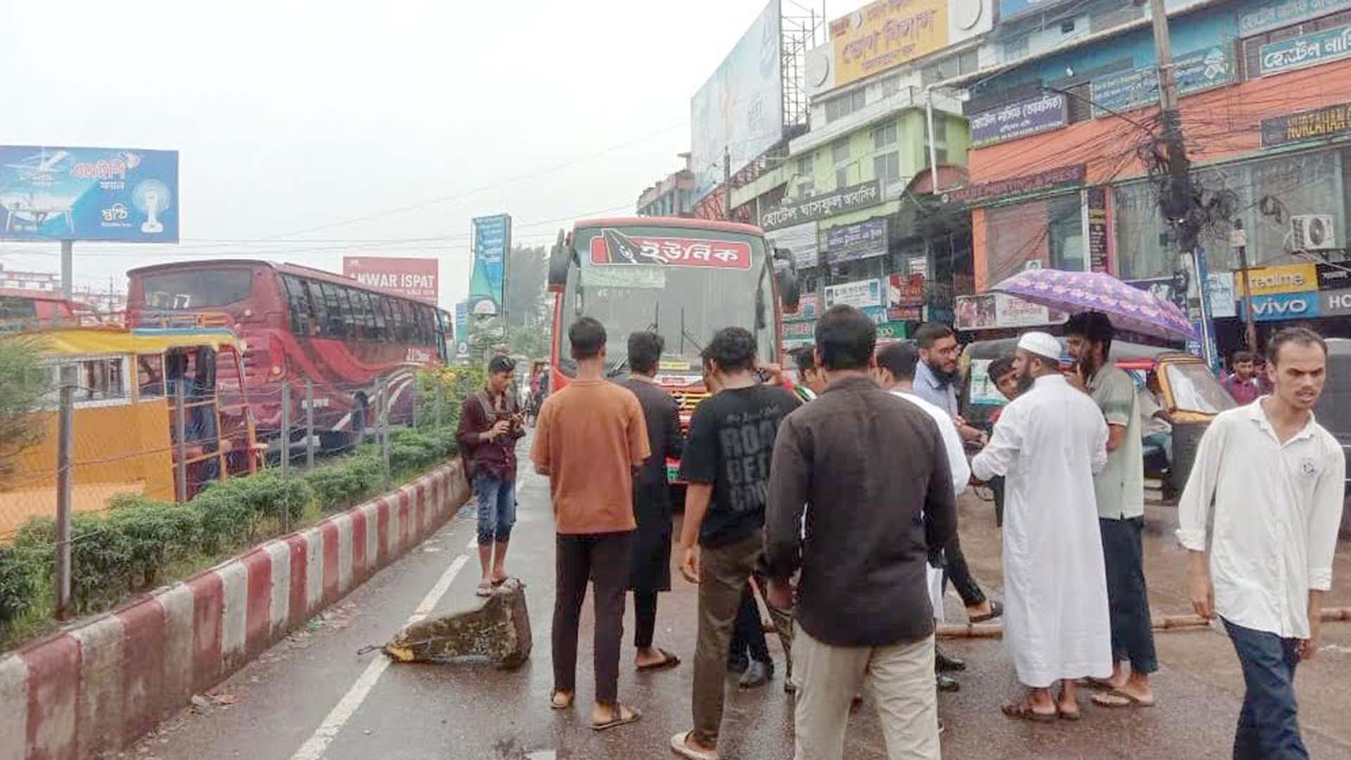 বরিশালে স্বাস্থ্যখাতের সিন্ডিকেট ভাঙতে ছাত্র-জনতার ব্লকেড কর্মসূচি