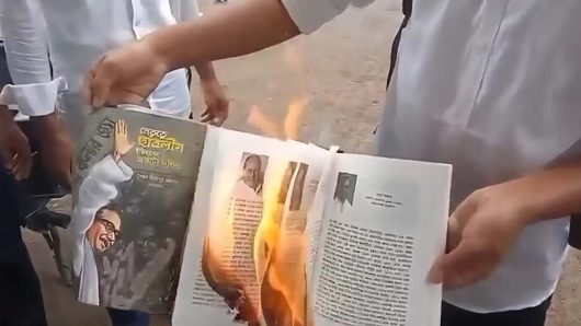 বরগুনায় ‘অসমাপ্ত আত্মজীবনী’সহ চার শতাধিক বই পুড়িয়ে দিলেন শিক্ষার্থীরা
