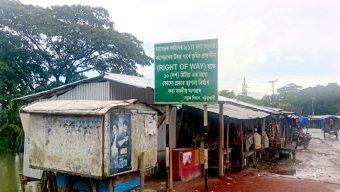 আইনের ধারা লেখা সাইনবোর্ডের নিচেই অবৈধ স্থাপনা