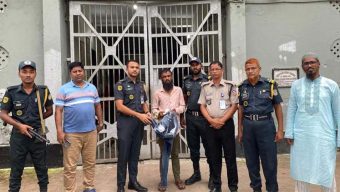 পটুয়াখালীতে কা’রাগারে বন্ধুকে গা’জা সরবরাহকালে যুবক আটক